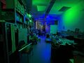 Die Werkstatt getaucht in gruenes und blaues Licht, 3 Tage vor der GluehPN 2023